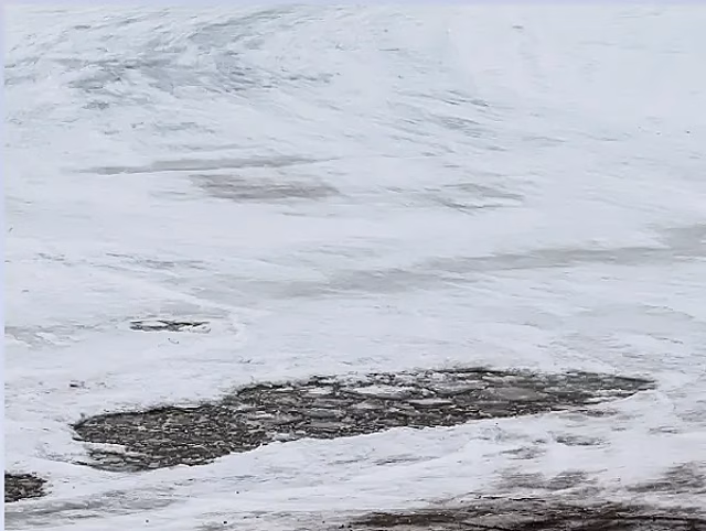 Час в воде: мужчина на машине провалился под лед