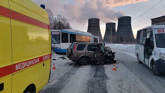 Два человека пострадали в лобовом столковении автобуса №18 и иномарки в Новосибирске