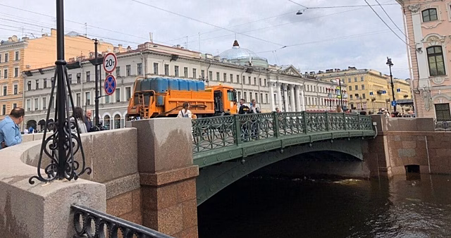 В Санкт-Петербурге отреставрировали исторический Зеленый мост