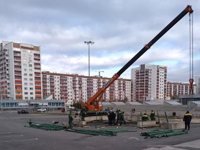 В Уфе приступили к установке новогодних елок
