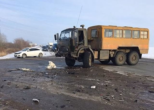 В Саратове внедорожник снес "девятку". Пострадала пассажирка из Лады