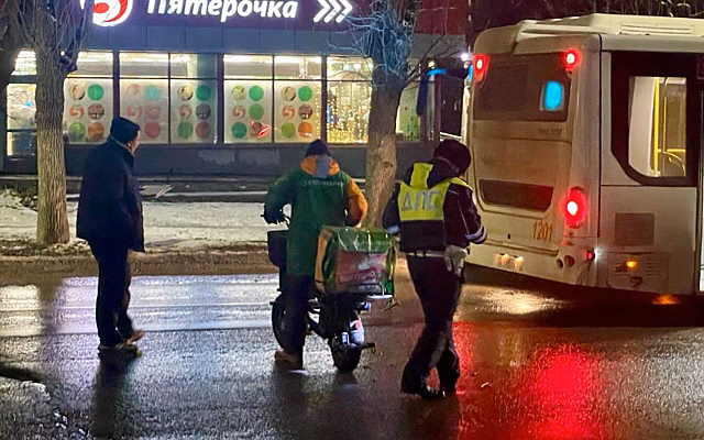 Курьер врезался с автобусом в Рязани на улице Есенина