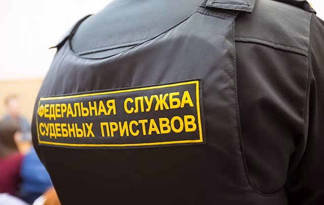 Судебные приставы поймали мужчину, который собирался уехать из региона с долгами