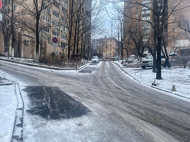 «Видимо, ночью укатился»: пользователи соцсетей делятся кадрами последствий непогоды