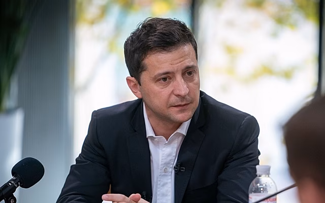 СМИ: кортеж Зеленского сбил журналистку телеканала «Прямой»