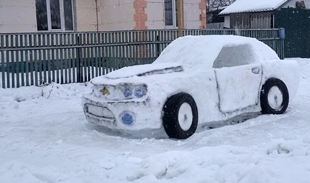 Под Воронежем слепили из снега спорткар Chevrolet Camaro в натуральную величину