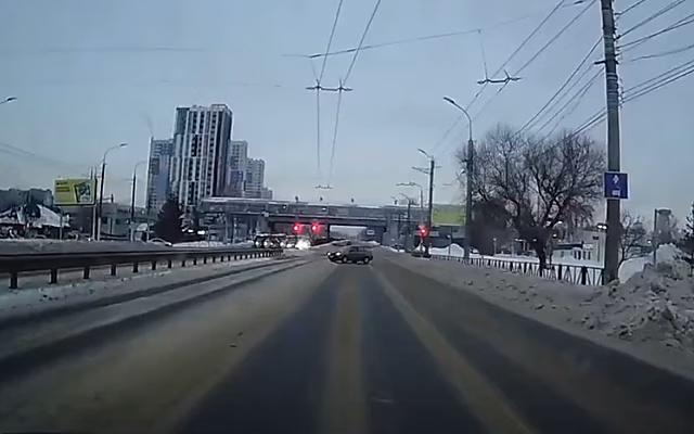 На Московском шоссе в Рязани занесло легковой автомобиль