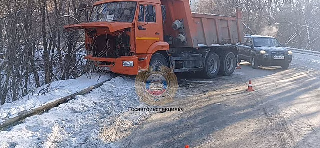 Под Саратовом женщина пострадала при столкновении Лады и КАМАЗа