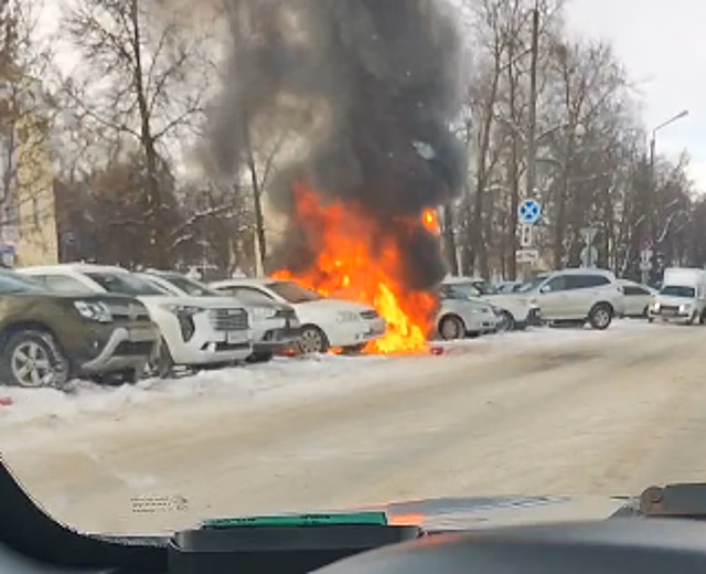 Две иномарки загорелись на парковке в Сарове