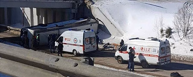 В Подмосковье с эстакады упал автобус, два человека погибли