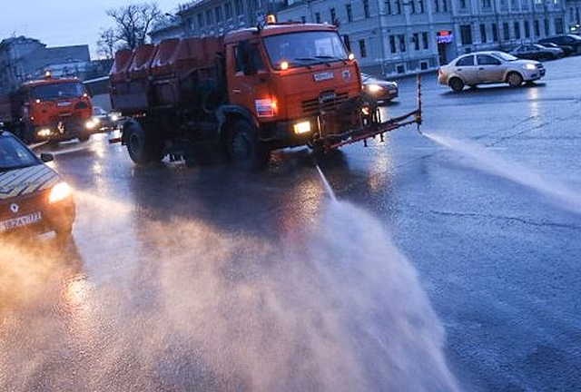Столичные коммунальщики начали уборку города после зимы