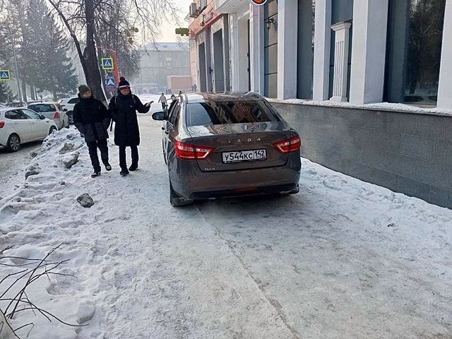 Кемеровчанин поплатился за парковку посреди тротуара