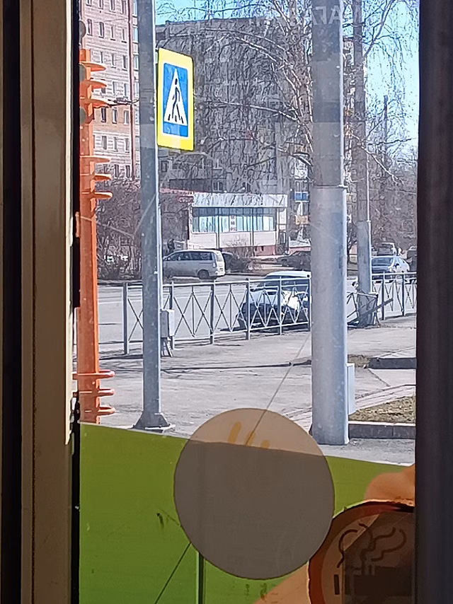 Автомобиль влетел в ограждение на перекрестке в Кемерове