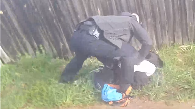 В Сети появились кадры задержания подростков за попытку поджога здания Минобороны
