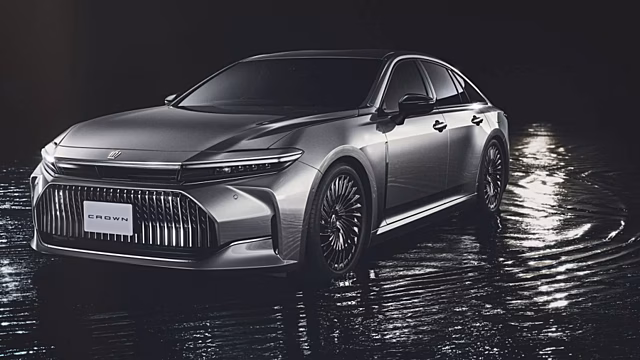 Toyota возвращается к истокам с седаном Crown