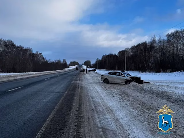 В Самарской области 3 января столкнулись две легковушки и вылетели в кювет