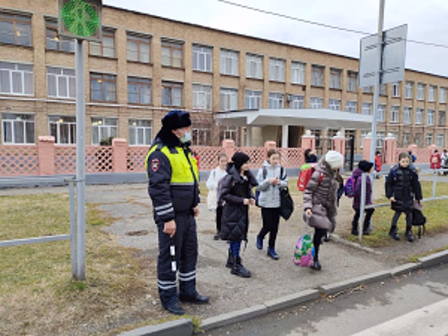 В Ульяновской области Госавтоинспекторы совместно с представителями Общественного совета при региональном УМВД провели профилактическую акцию «Автокресло-детям!»