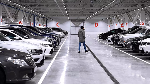 Названо число легковых авто, проданных в России в 2025 году
