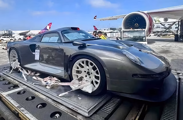 В аэропорту Лос-Анджелеса заметили неизвестный Porsche