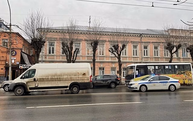 В центре Рязани столкнулись иномарка и микроавтобус
