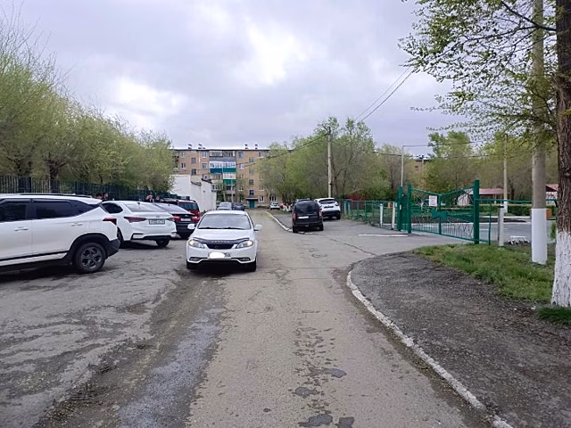 В Гае 9-летняя девочка получила перелом ноги, угодив под колеса автомобиля