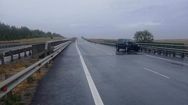 На подъезде к Саратову иномарка протаранила отбойник