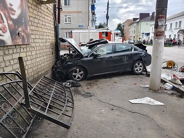 В Ливнах столкнулись машина скорой помощи и легковой автомобиль