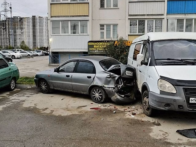 В Новосибирске водитель белой Kia устроил массовое ДТП с участием 6 автомобилей