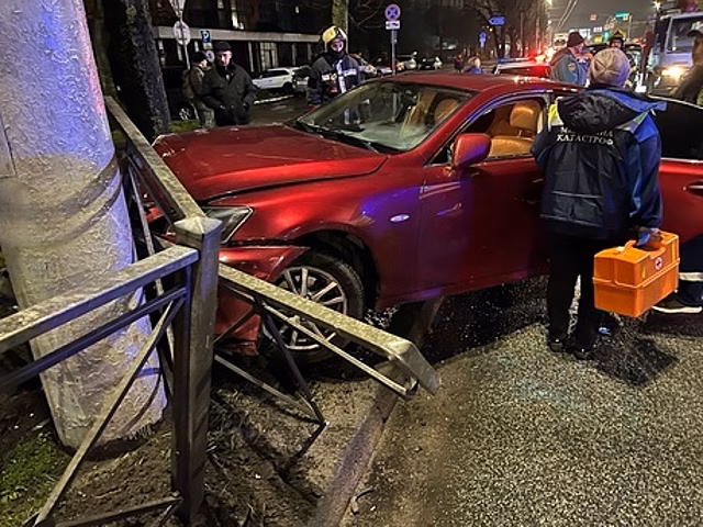 В полиции рассказали подробности ДТП на Моспроспекте, где водитель прятался от спасателей под креслом
