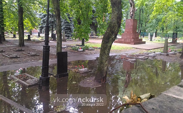 Во время ливня на Офицерском кладбище снова затопило могилы