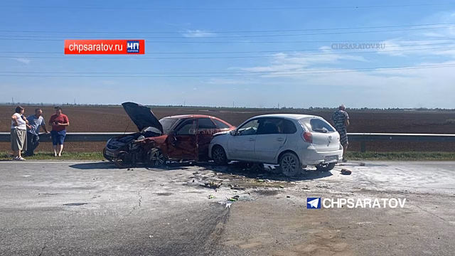 В массовом ДТП под Саратовом пострадали пять человек