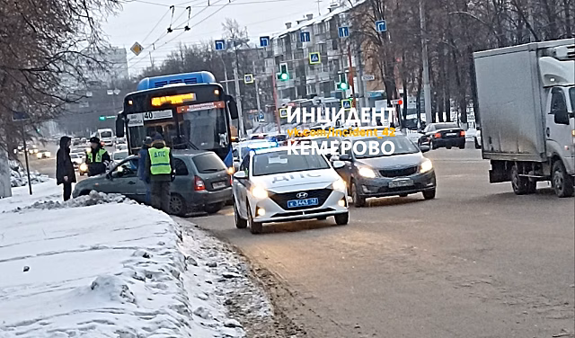 Пассажирский автобус попал в ДТП в Кемерове
