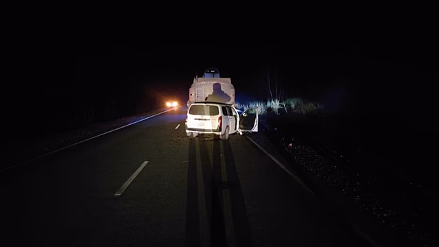 Под Новосибирском водитель легковушки погиб, въехав в «КамАЗ» с включенной аварийкой