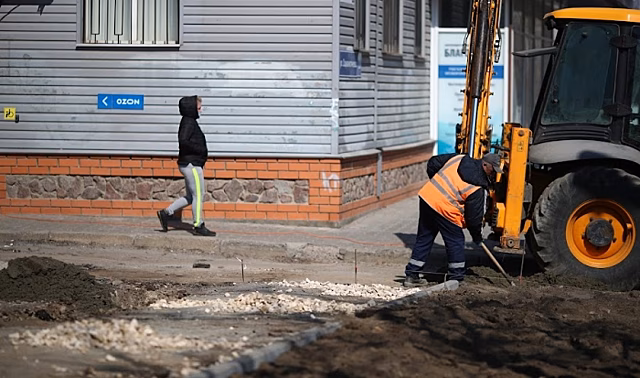 В Волгограде приступили к обновлению тротуара вдоль улицы Лермонтова