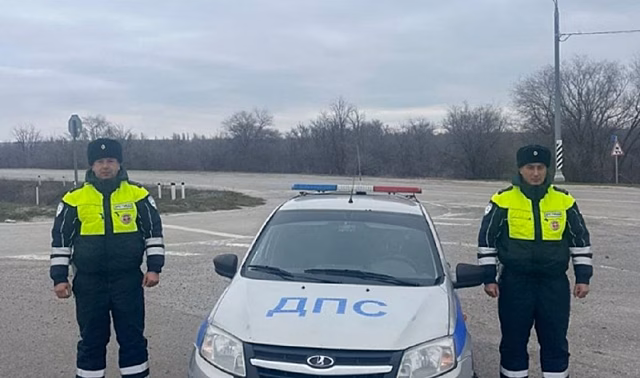 Волгоградские автоинспекторы помогли попавшей в ДТП автоледи и ее подруге