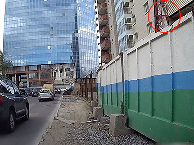 Люлька с рабочим рухнула с высоты в Новосибирске: видео