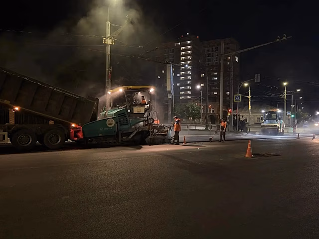 На улице Рыбаковской укладывают новый асфальт