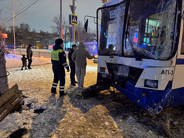 У водителя случился инсульт: в Екатеринбурге восемь человек пострадали в ДТП с автобусом