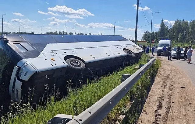 В Подмосковье перевернулся автобус с 14 пассажирами