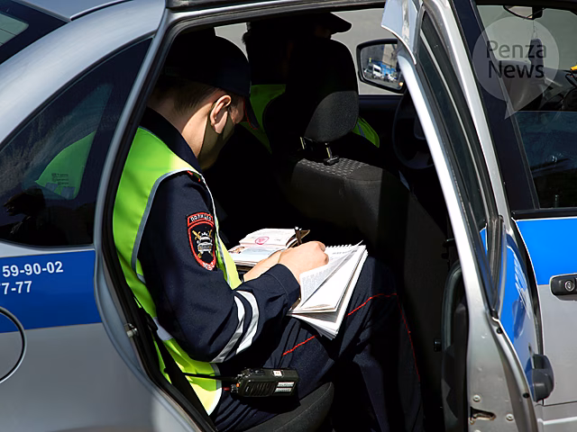 В Кузнецком районе водитель попытался дать взятку сотруднику ГИБДД