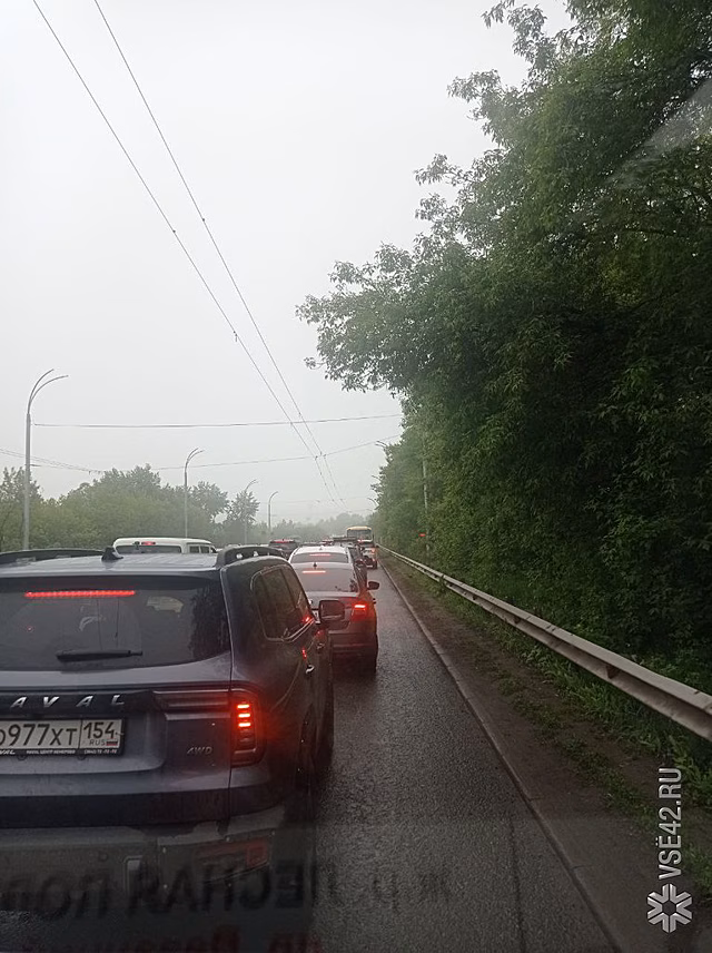 Кемеровчанка разгневалась ездящими по полосе для автобусов у Кузбасского моста автомобилистами