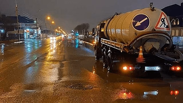 На краснодарские улицы из-за дождя вывели спецтехнику