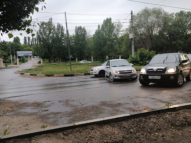 На Гвардейской в Саратове возле светофора из-за ДТП затруднено движение