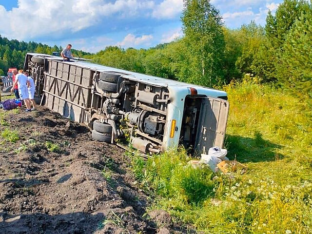 Пассажирский автобус опрокинулся на трассе в Кемеровской области