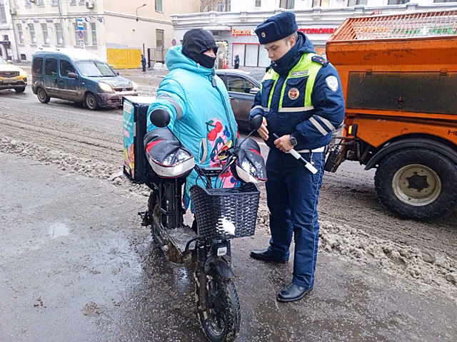 Сотрудники ГИБДД УВД по ЦАО напомнили гражданам о важности соблюдения Правил дорожного движения