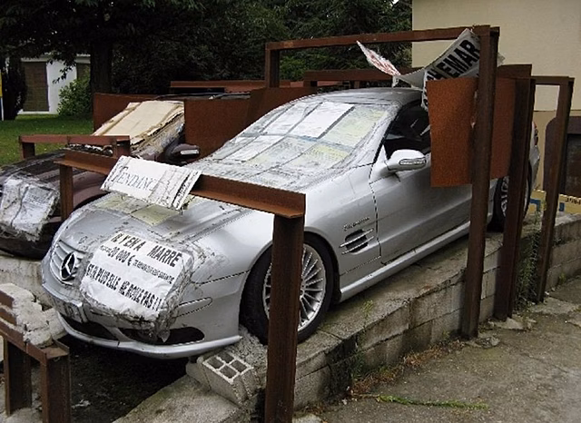Владелец выставил на центральной улице свои Mercedes-Benz SL 55 AMG и ML 400 CDI в знак протеста
