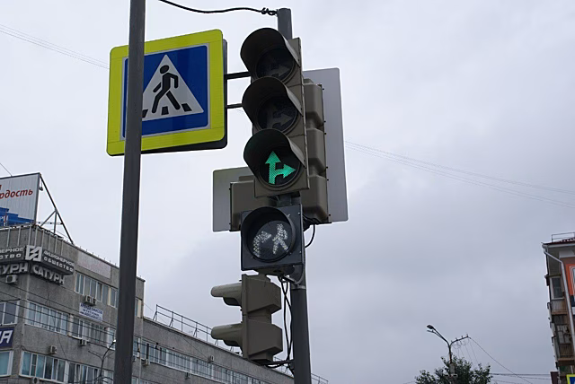 В Омске стало уже 20 "лунных" светофоров