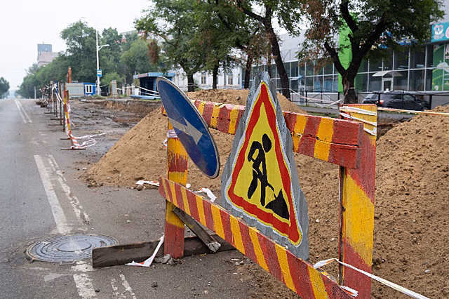 В Благовещенске из-за просадки асфальта и коммунальной аварии закроют два участка улиц