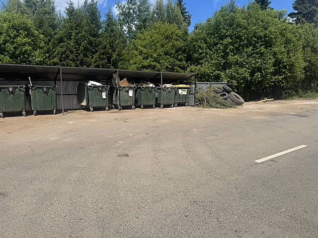С мусорной площадки в Завьялово вывезли мусор после жалоб жителей