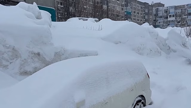 В Петропавловске-Камчатском ввели режим ЧС из-за снежного коллапса